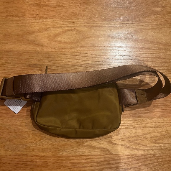 Lululemon Everywhere Belt Bag - Picture 4 of 5